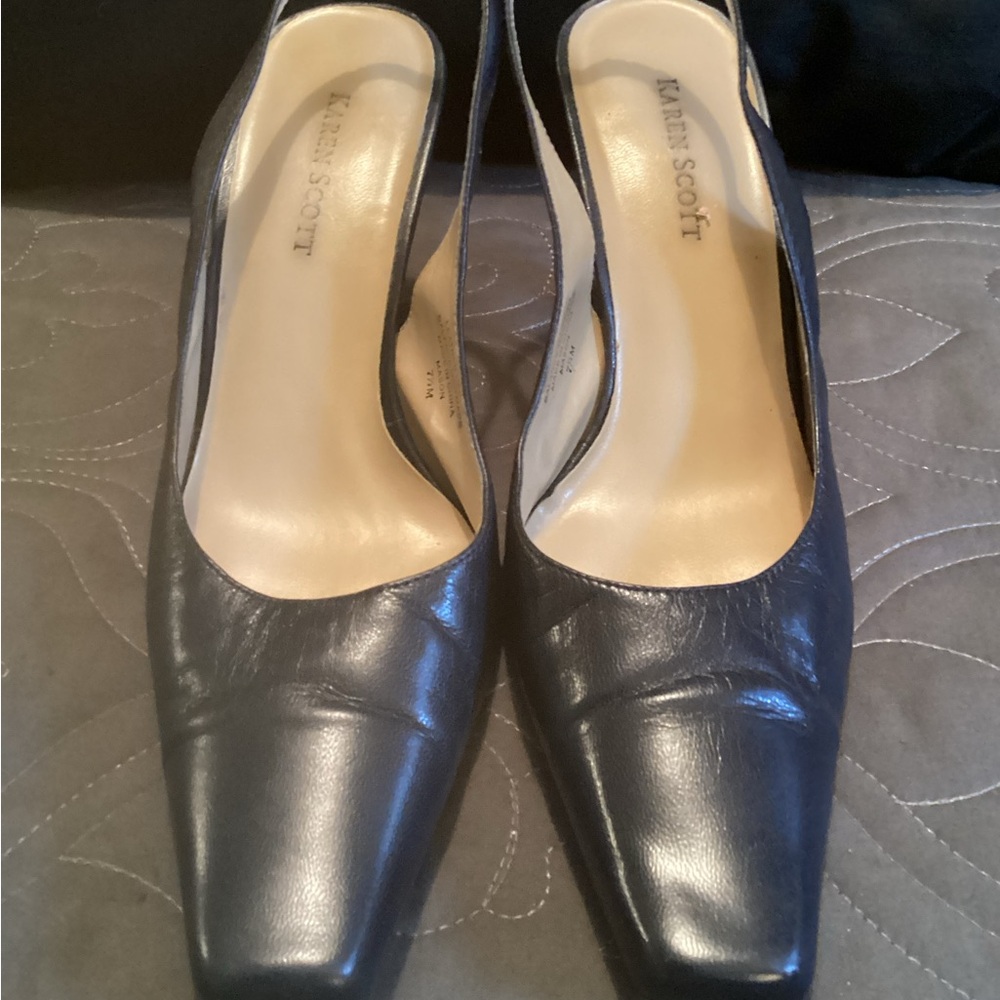 Vintage Karen Scott ladies navy blue slingback kitten heels, size 7.5Med